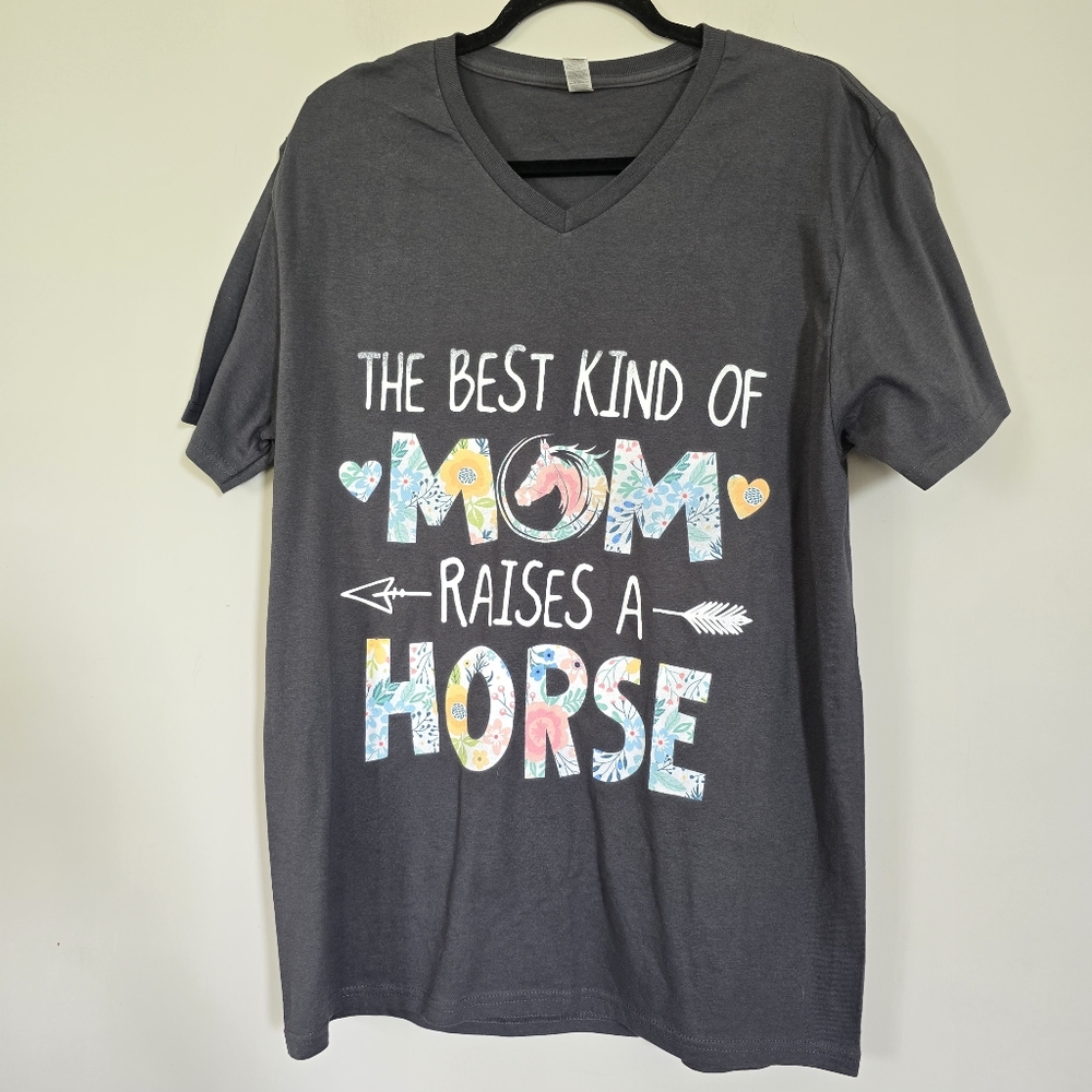 "The Best Kind Of Mom Raises‎ A Horse" Women L T-shirt Short Sleeves V-neck.D182